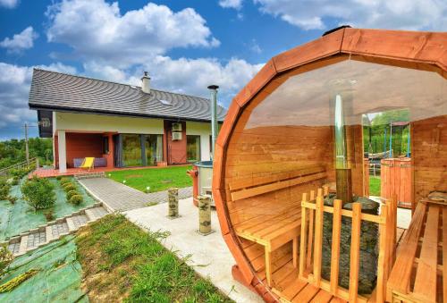 Sauna, ArPioNa dom nad jeziorem z jacuzzi, sauną i placem zabaw (ArPioNa dom nad jeziorem z jacuzzi, sauna i placem zabaw) in Stryszow