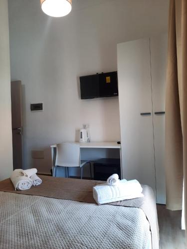 Small Double Room image 4