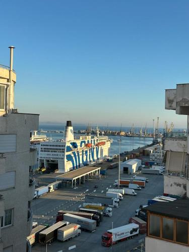 Vintage Sea-View Apartment in Centre Durres