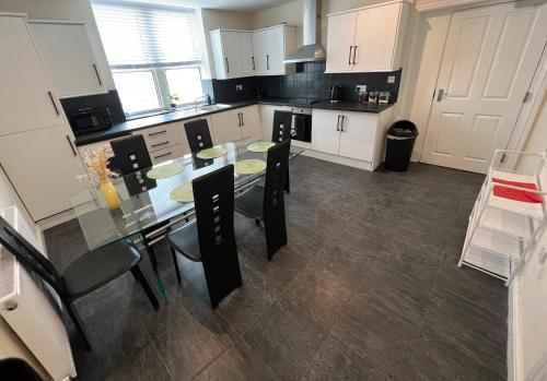 Konyha, Spacious ground floor suite comfortably sleeps up to eight in Ovenden