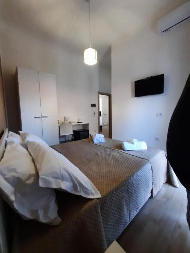 Standard Double Room image 3