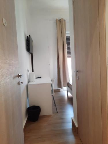 Small Double Room image 3