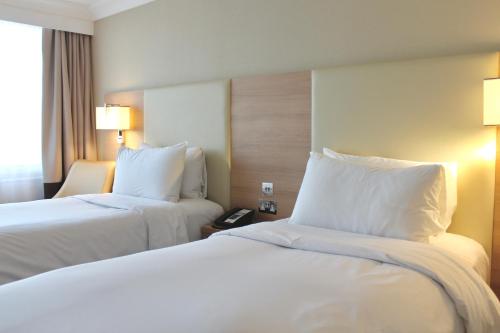 Renaissance London Heathrow Hotel - image 8
