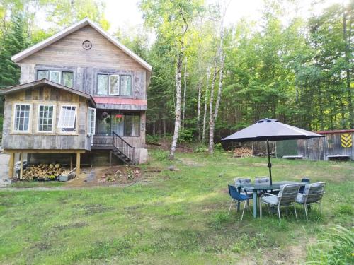 Charming Cottage In a Peaceful Forest & Calm River in Saint-Alphonse-Rodriguez (QC)