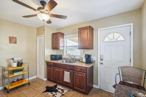 Quaint Midland Home about 1 Mi to Downtown! in 密德蘭市中心