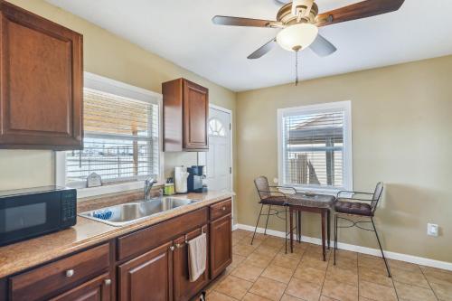 Quaint Midland Home about 1 Mi to Downtown! in 密德蘭市中心