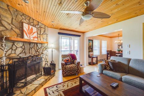 Hike, Bike and Fish Condo with Deck in Beech Mountain, Beech Mountain (foto 7)