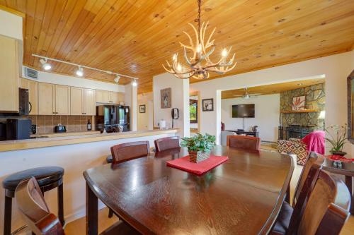 Hike, Bike and Fish Condo with Deck in Beech Mountain, Beech Mountain (foto 9)