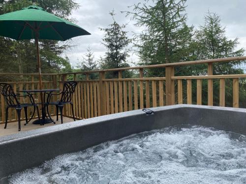 Conker Lodge with Hot Tub - Apartment - Cupar