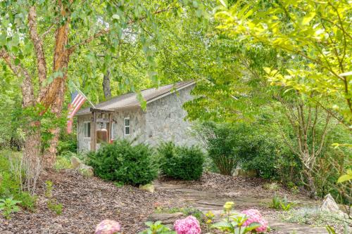 Charming Studio Cottage in Brasstown Secluded Gem