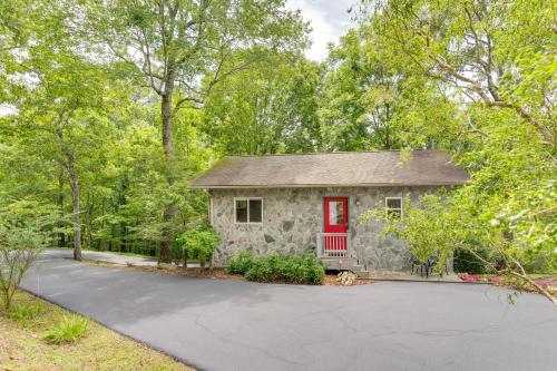 Charming Studio Cottage in Brasstown Secluded Gem