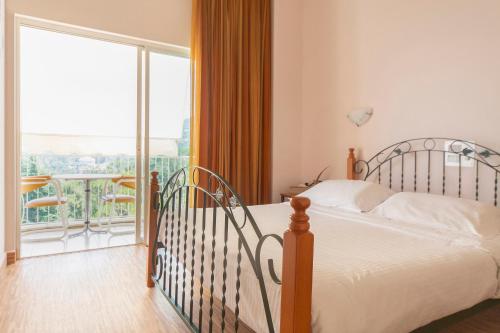 Merry Land Hotel in Barr Ilycs