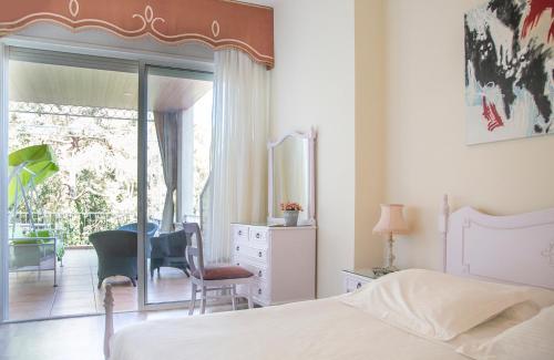 Merry Land Hotel in Barr Ilycs