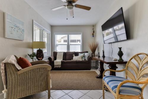 216 Kirkland Suite 1 - 1-1 Beachside Pool Home! in New Smyrna Beach, USA