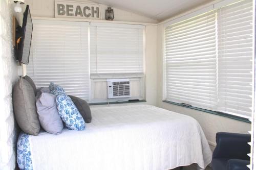 Cozy Beachside Cottage Studio - image 5