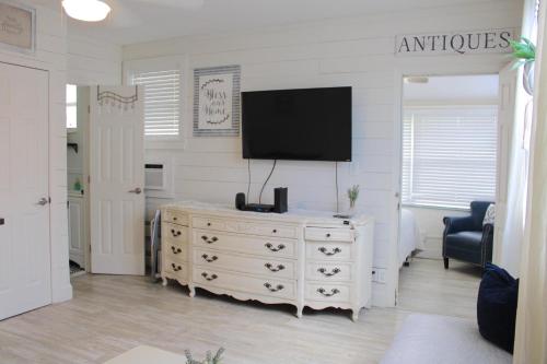 Cozy Beachside Cottage Studio - image 3