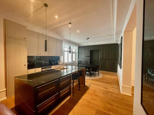 Beautiful 3 Bedroom Flat Next to the Marble Church