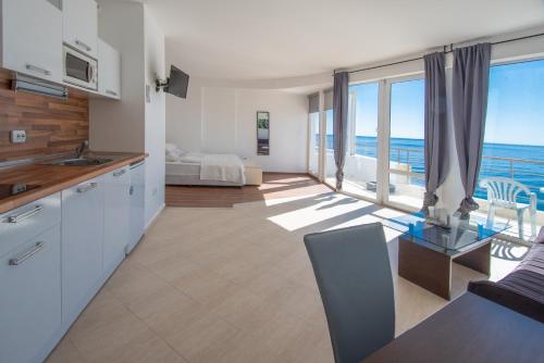 Hotel Romance - image 13