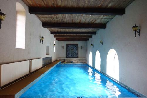 Peldbaseins, Château de La Rivière (Chateau de La Riviere) in Saint-Arnoult-des-Bois