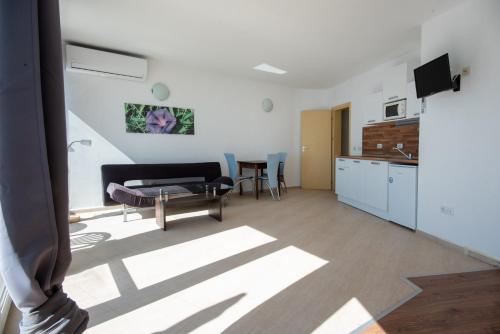 Hotel Romance - image 4