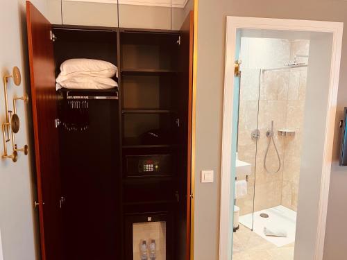 Premium Single Room image 4