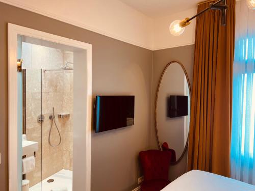 Premium Single Room image 3