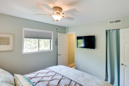 Hilton Head Condo with Pool Access Less Than half Mi to Beach - image 14