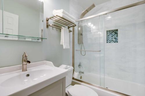 Hilton Head Condo with Pool Access Less Than half Mi to Beach - image 12