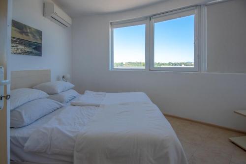 Hotel Romance - image 11