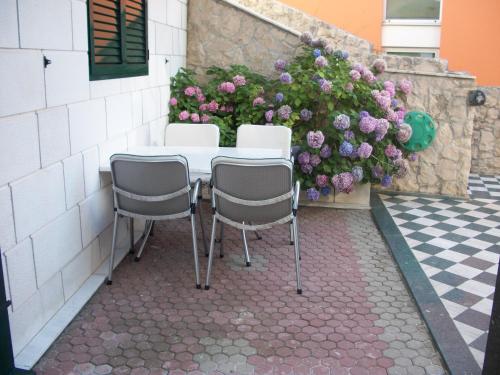 Family Apartment with Balcony and Garden View