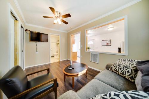 Geneva Cottage with Patio - Walk to Park, Lake Erie! in Geneva-on-the-Lake, USA