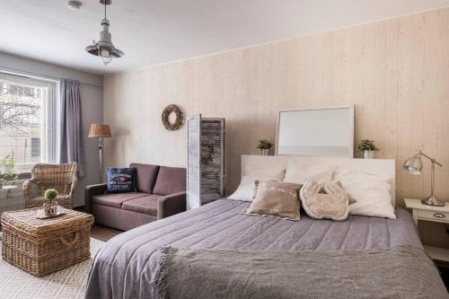 Tilava ydinkeskustakaksio ilmaisella autopaikalla