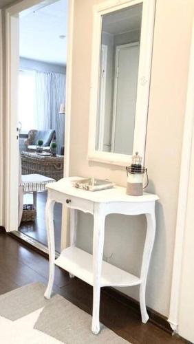 Tilava ydinkeskustakaksio ilmaisella autopaikalla