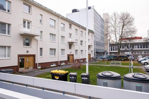 Tilava ydinkeskustakaksio ilmaisella autopaikalla