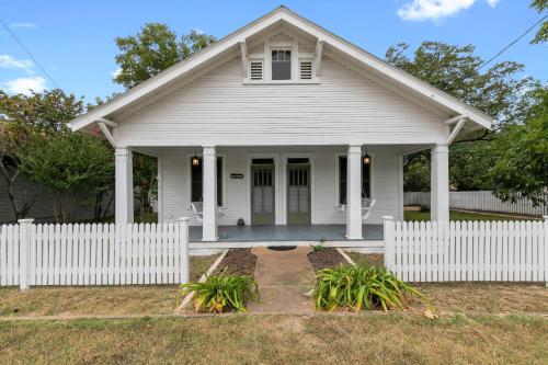 Charming Historic Home one block from MainSt in Fredericksburg, USA