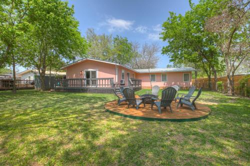 Charming Pink Haus 1 Mile to Main St with Firepit! in Fredericksburg, USA