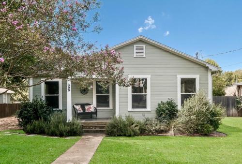 Charming Bungalow with Spa! Close to Main St! in Fredericksburg, USA