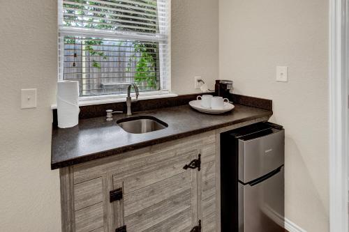 Cozi Cottage with Hot Tub! - 2 Min to Wineries! in Fredericksburg, USA