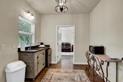 Cozi Cottage with Hot Tub! - 2 Min to Wineries! in Fredericksburg, USA