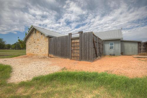Cozi Cottage with Hot Tub! - 2 Min to Wineries! in Fredericksburg, USA