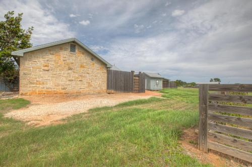 Cozi Cottage with Hot Tub! - 2 Min to Wineries! in Fredericksburg, USA