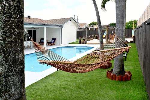 Original art Poolside Fun Miami House MiniGolf L42 in Miami, USA