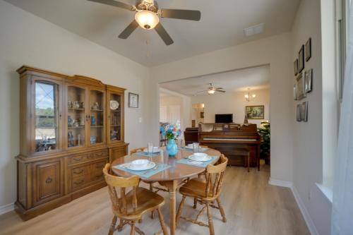 Hill Country Casita with Patio 13 Mi to Dtwn Boerne in Kreutzberg, USA