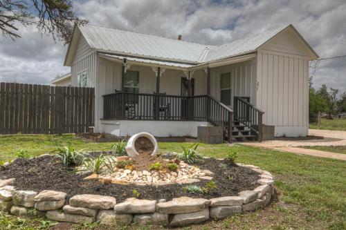 Stunning Haus with Hot tub, Grill & Fire Pit! in Harper, USA