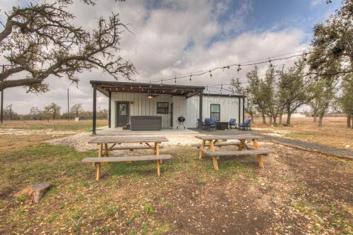 B&B Fredericksburg - Hill Country Hideaway with Fire Pit and Hot Tub! - Bed and Breakfast Fredericksburg