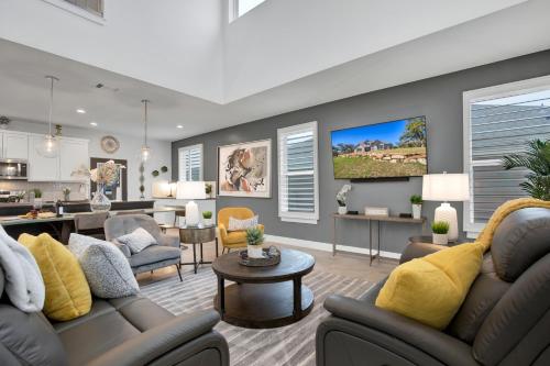 Soaring 2-Level Point Venture Home on Lake Travis in Lago Vista, USA