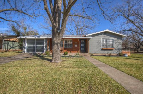 Luxury Mid Century Charmer Near Historic Main St