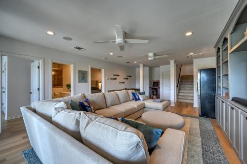 Luxury Lakefront Home-Private Dock - Dipping Pool! in Spicewood, USA