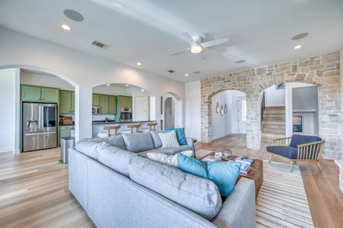 Luxury Lakefront Home-Private Dock - Dipping Pool! in Spicewood, USA