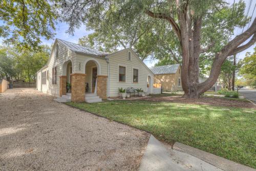 Historic Cottage with Fire Pit - 2 Blks to Main! in Fredericksburg, USA